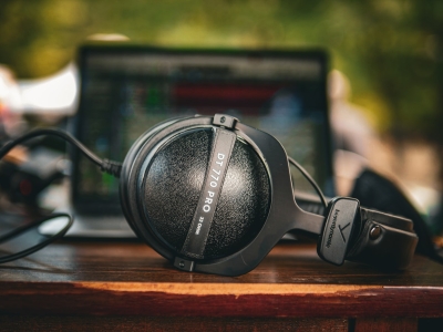 Waarom steeds meer mannen hun AirPods thuislaten